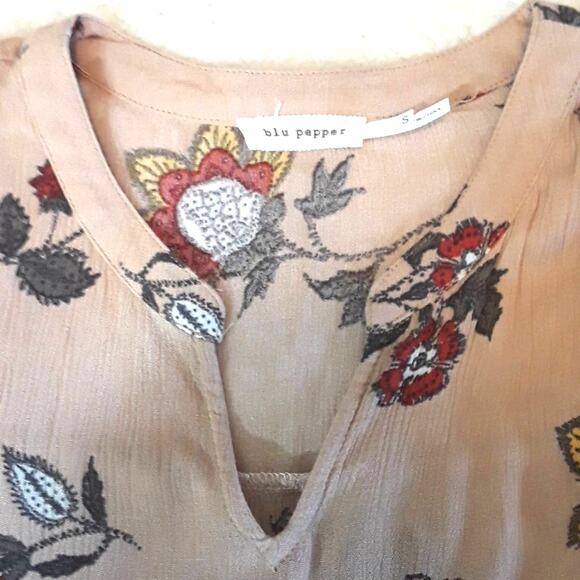 Womens Sz S Beige Gauzy Floral Fairy BOHO Cottage Core V-Neck Pullover Blouse - Picture 3 of 11